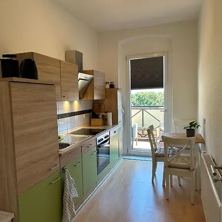 Grosse Fuer Gruppen Und Familien Bis 8 Personen Mit Balkon Διαμέρισμα